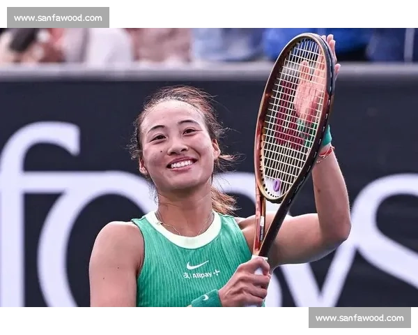 郑钦文赠阿尔卡拉斯 Labubu：温网训练场暖心互动，潮玩跨界点燃网坛友谊